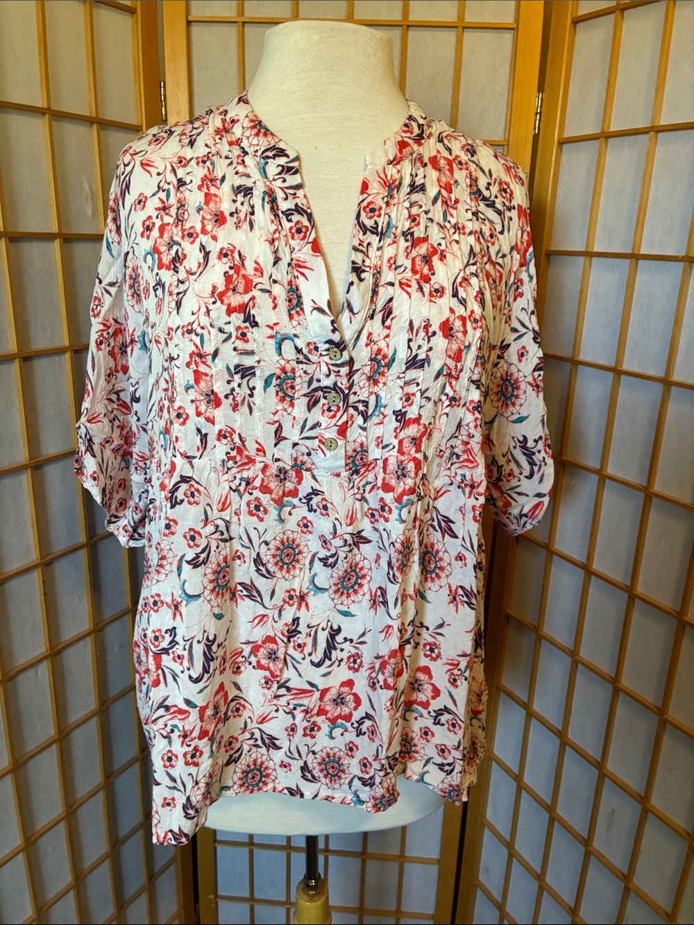 Knox Rose Floral Split-Neck Popover Woven Blouse in White with Red & Navy Print